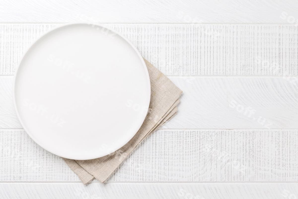 Bo'sh diska yong'oq stol ustidan topdan ko'rinish | Empty plate wooden table overhead view