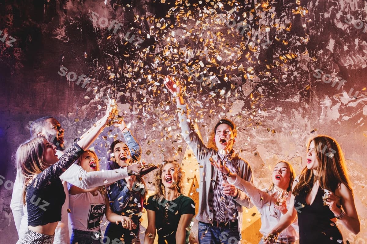 Do'stlar konfetti tushirishda baholashmoqda | Friends having fun falling confetti