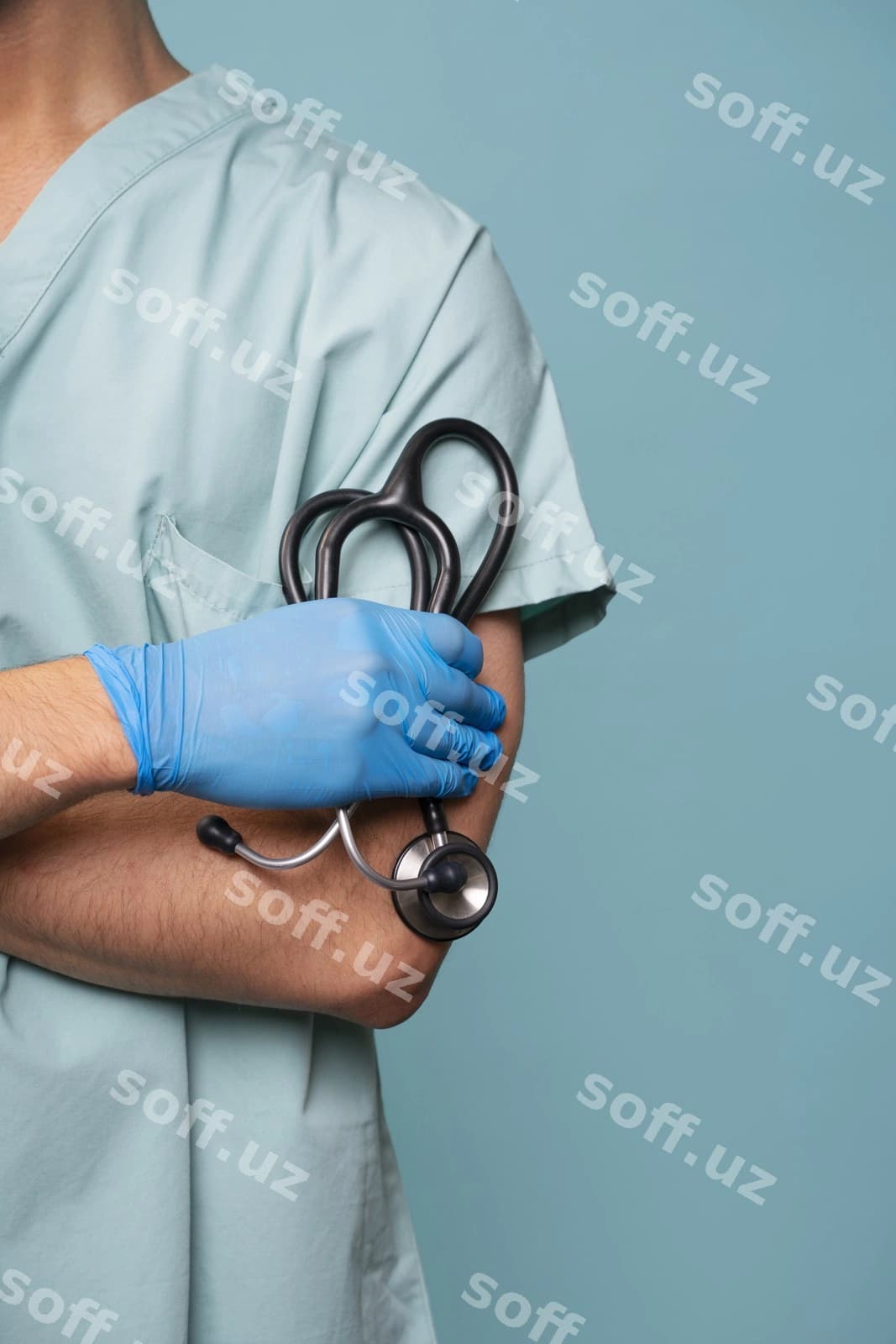Old tomonga qarangan shifokor stetoskopni tutgan | Front view doctor holding stethoscope