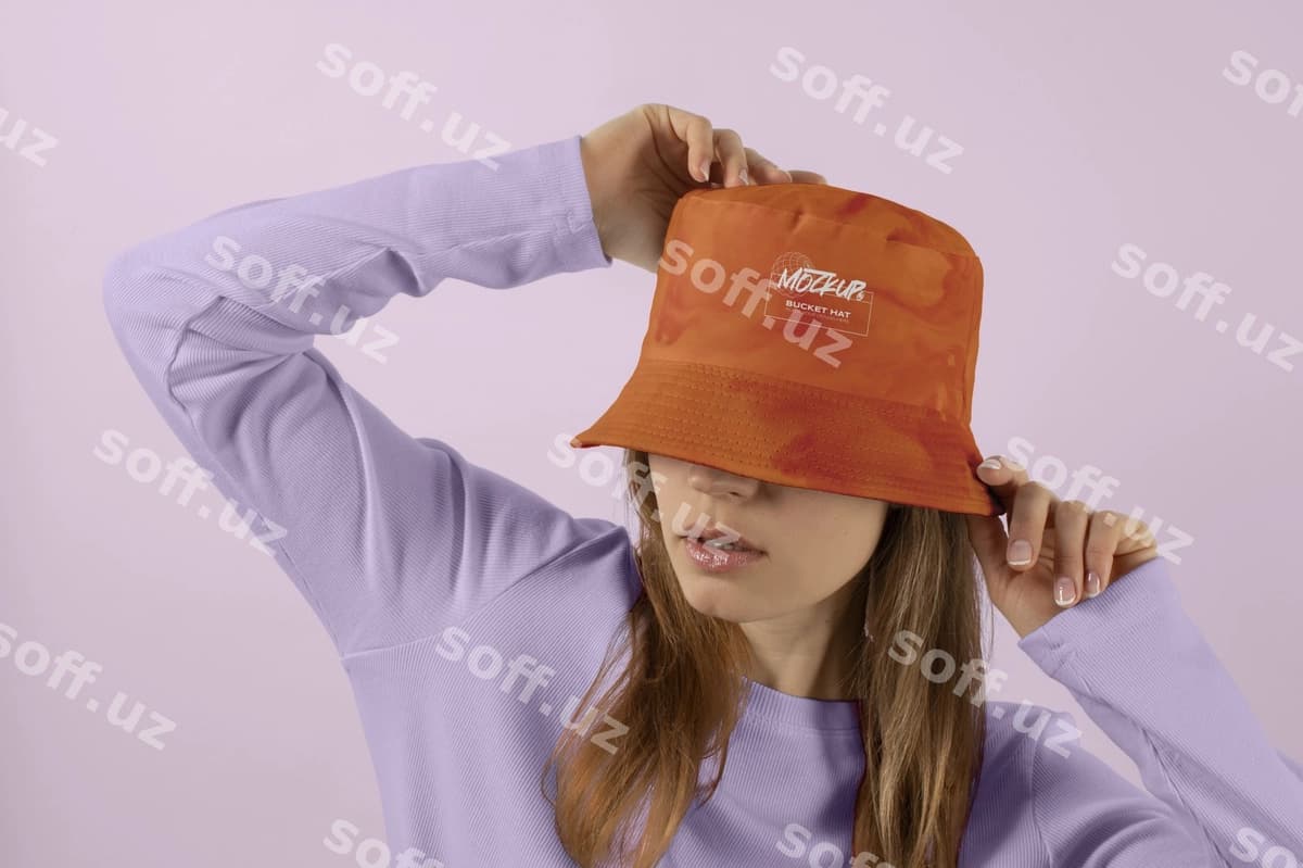 Old tomondan ko'rinadigan ayol chelak shlyapa kiygan holda suratga tushmoqda | Front view woman posing with bucket hat
