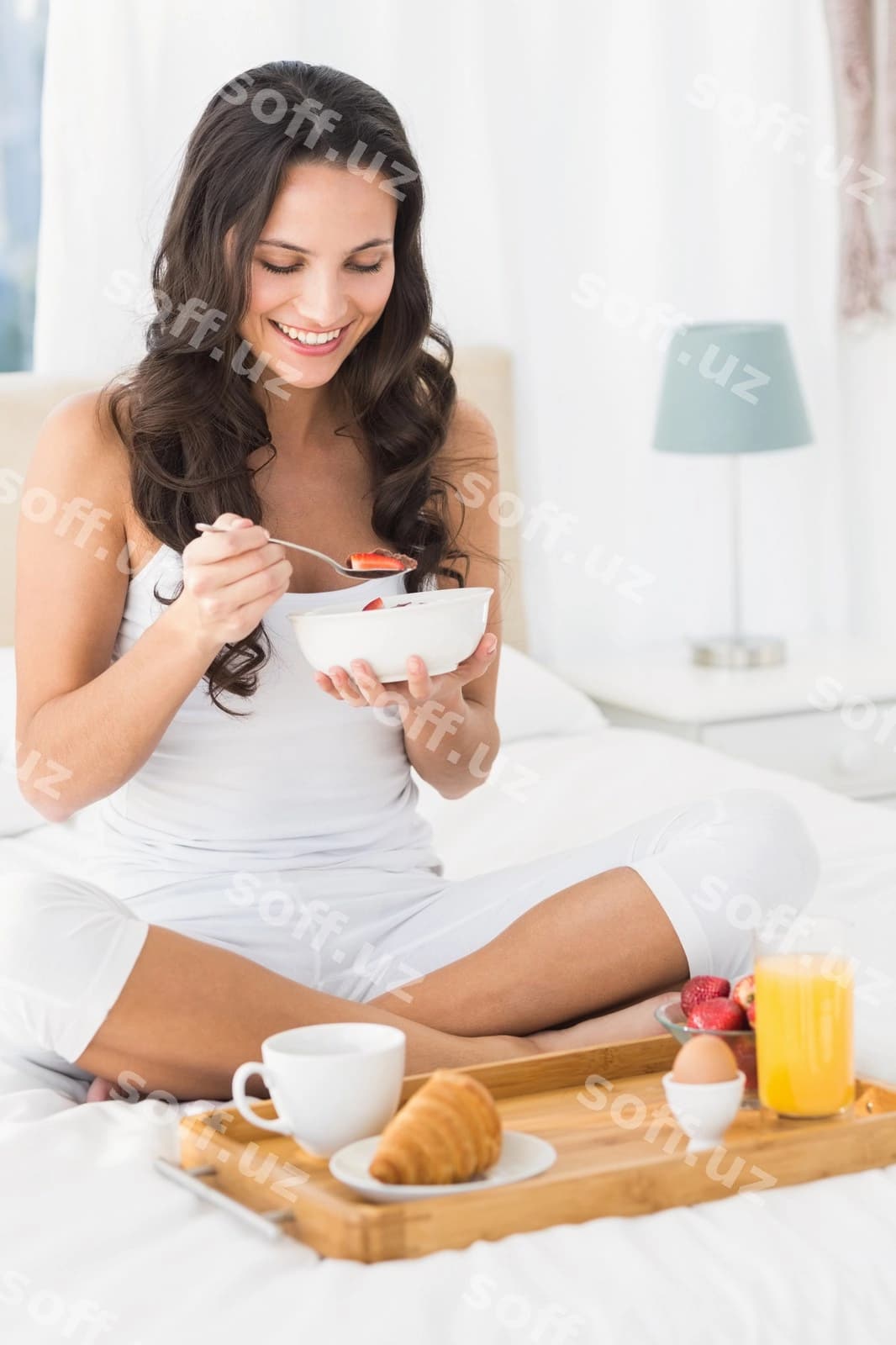 Baxtli qora sochli karavonida nonushta qilmoqda. | Happy brunette having breakfast bed