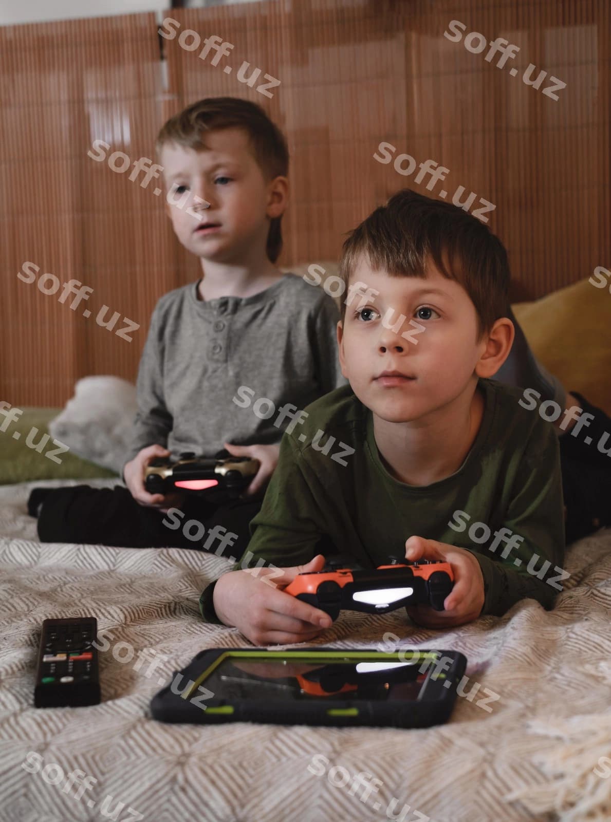 Bolalar uy konsolida video o'yinlar oynayotgan | Kids playing video games home console