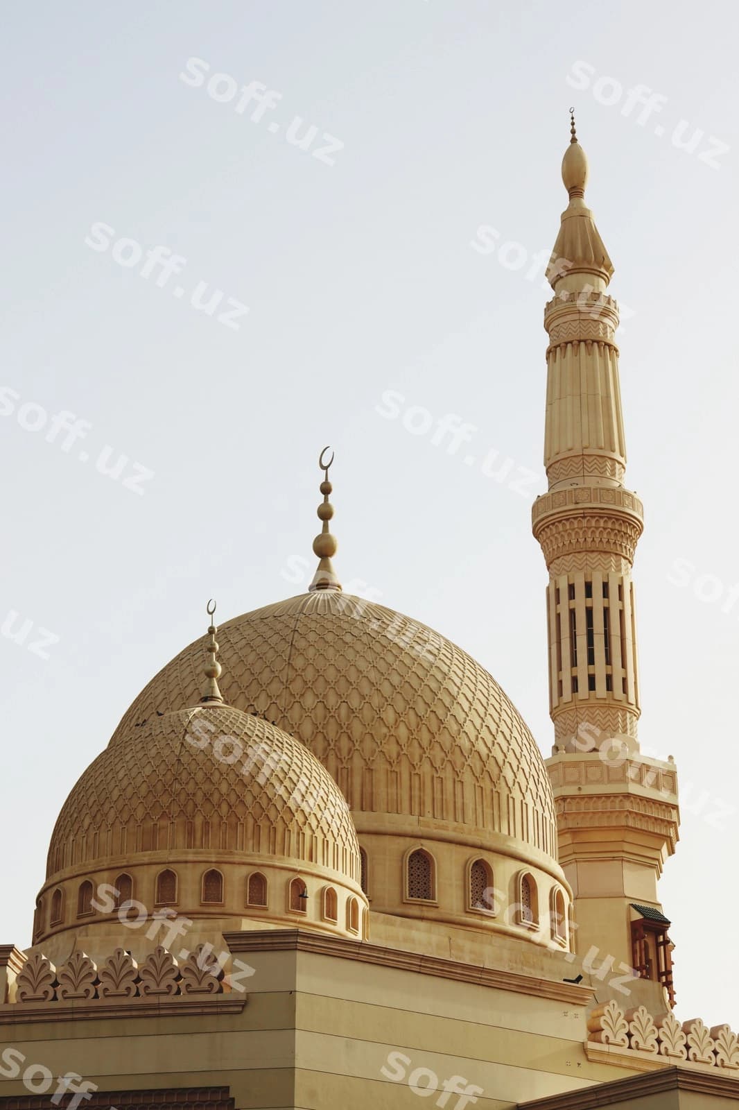 Osmonga qarshi past burchakli masjid | Low angle view mosque against clear sky