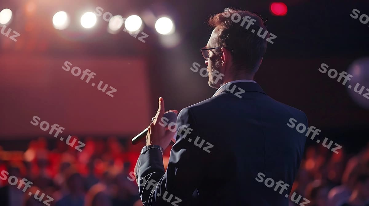 Er ko'rishlar oldida so'z berayotgan. | Man suit is giving speech front crowd