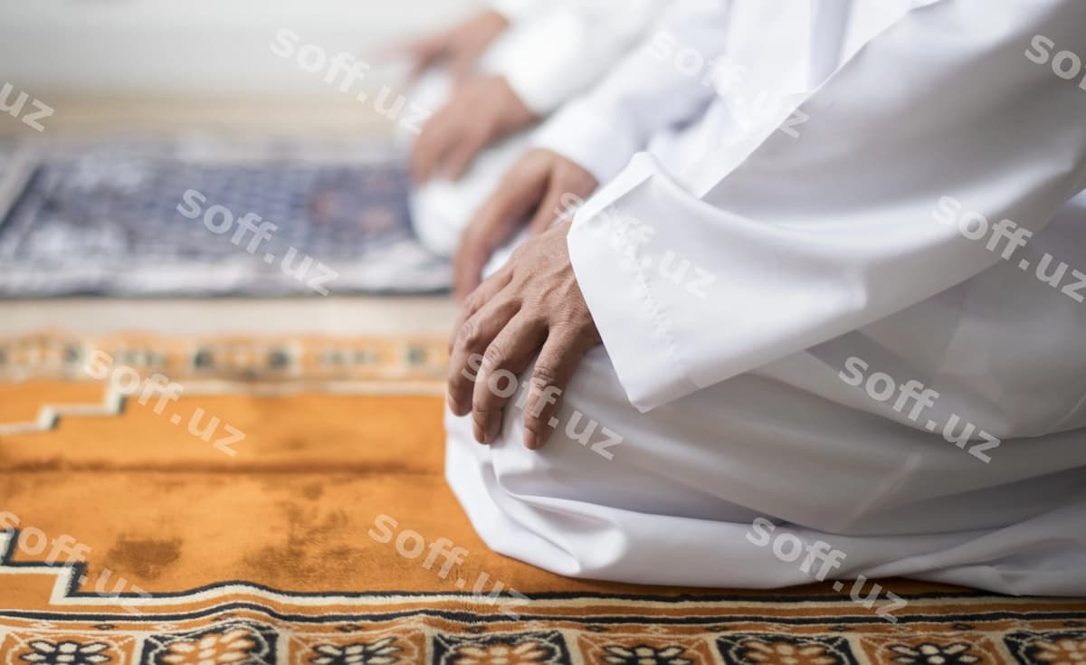 Musulmon namoz o'tiyotgan tashahhud holda | Muslim praying tashahhud posture