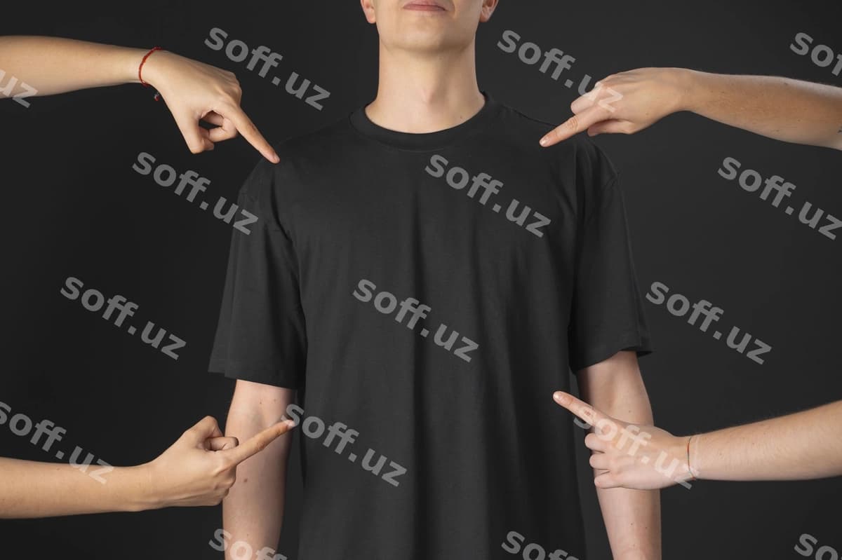 Shaxs t-shirt kiygan namuna ko'rsatuvchi | Person wearing t shirt mock up pointing