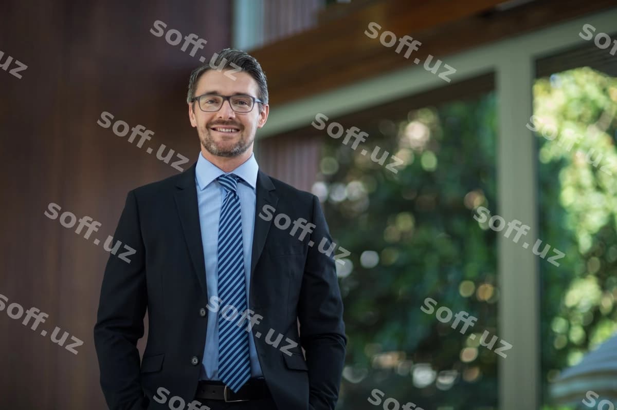 Portret baxtli biznesmen | Portrait happy businessman