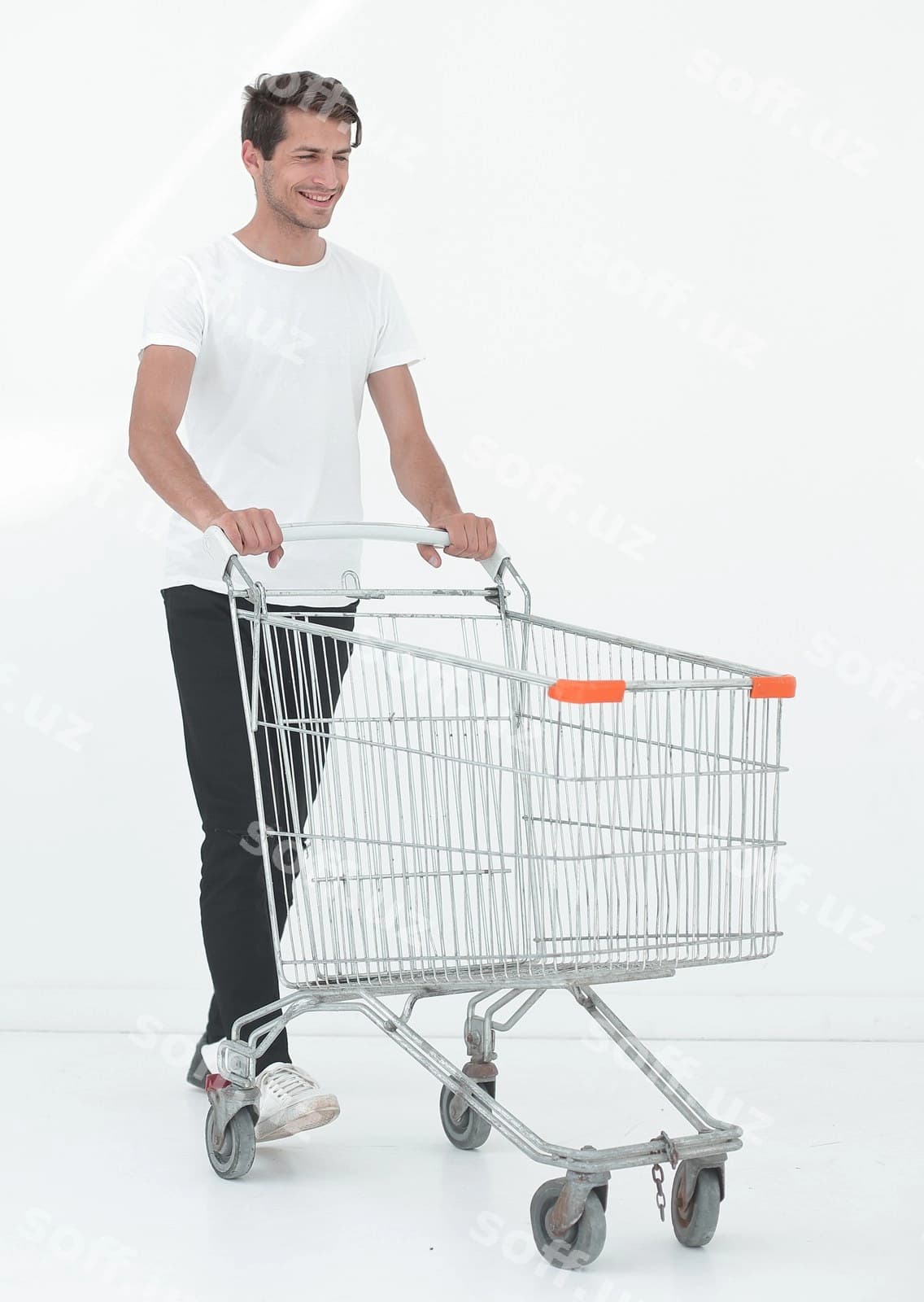 Gulchi erkak xarid savatini surgan | Smiling man pushing shopping cart