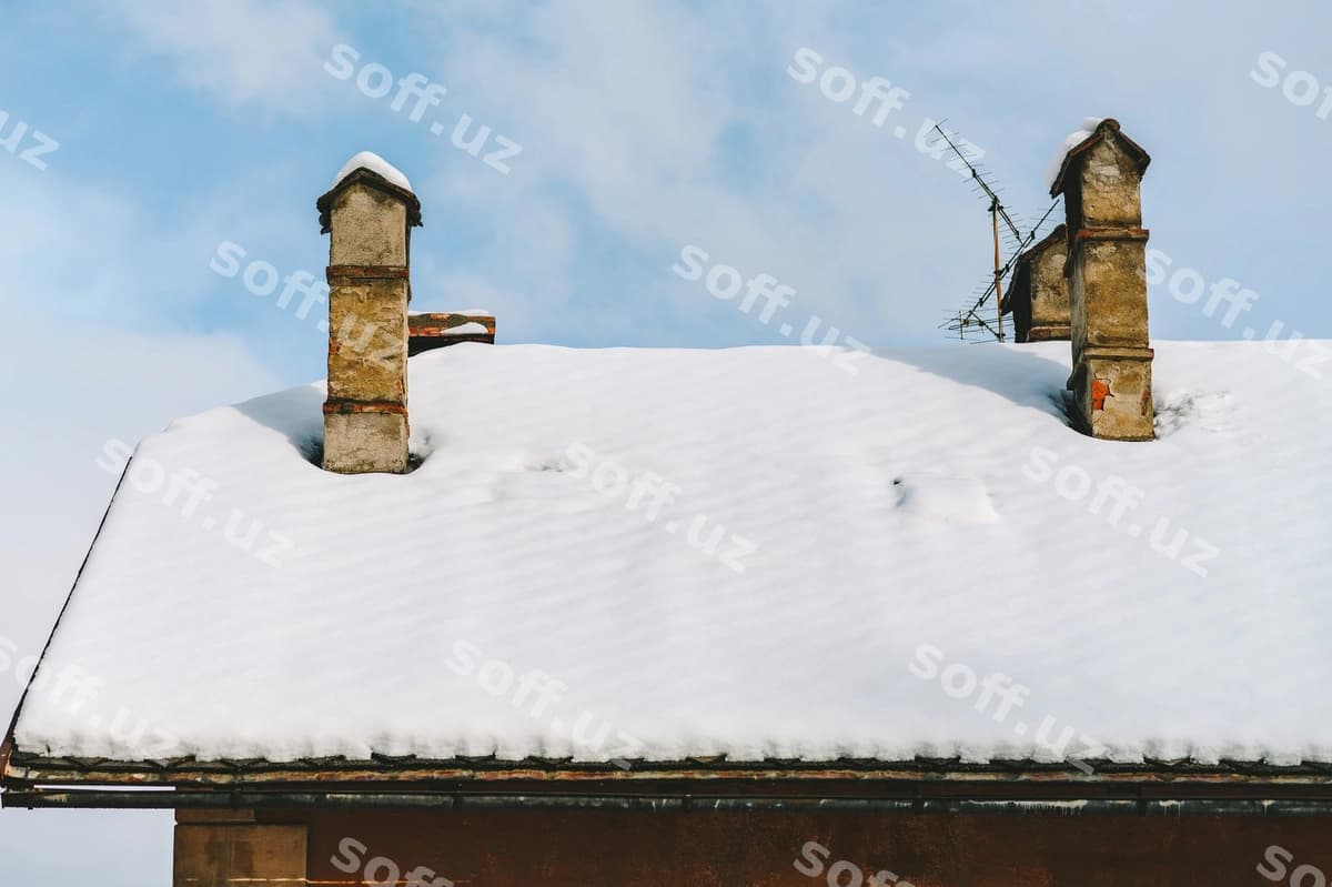 Qor qoplagan eshik osmon orqali | Snow covered roof against sky