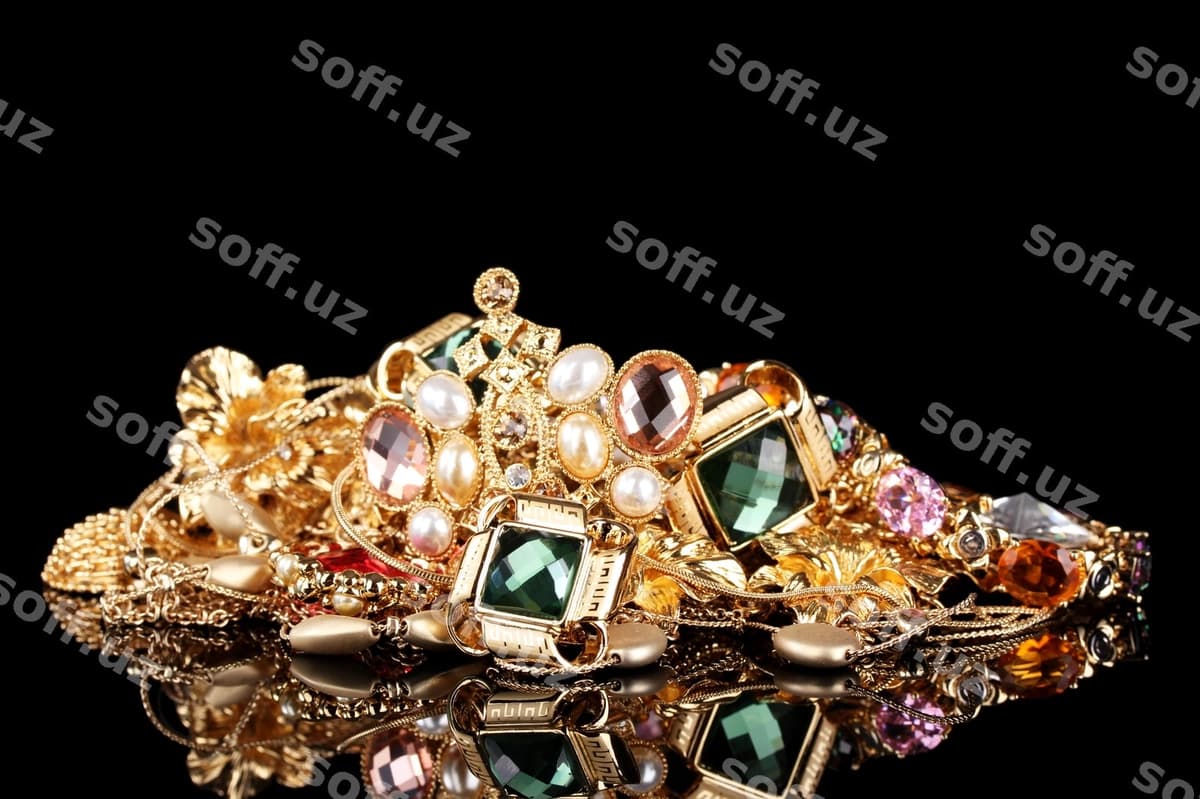 Turli xil o'tpasham ziravoratlar qora fonda | Various gold jewellery black background