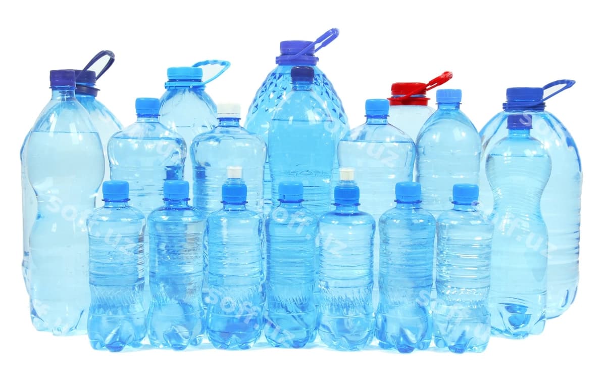 Suvo ajraltirilgan oq rangdagi boshqa botillar | Water different bottles isolated white