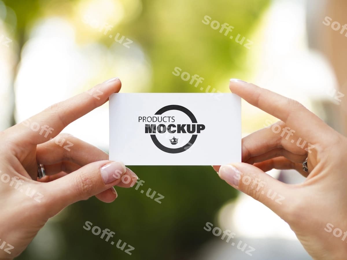 Ayol minimalist biznes kartasini tutgan | Woman holding minimalist business card