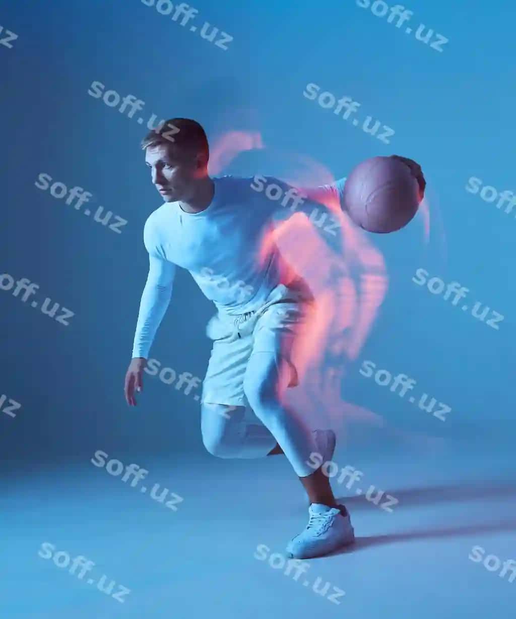 Studiya surati erkak basketbol o'yinchi to'plangan harakat tushunchasi sog'liq kasbiy sport hobi | Studio shot male basketball player with ball action concept health professional sport hobby
