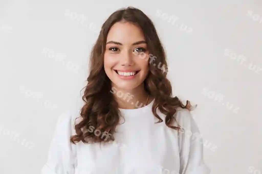 Portret yosh gulchi oddiy qora sochli ayol | Portrait smiling young casual brunette woman