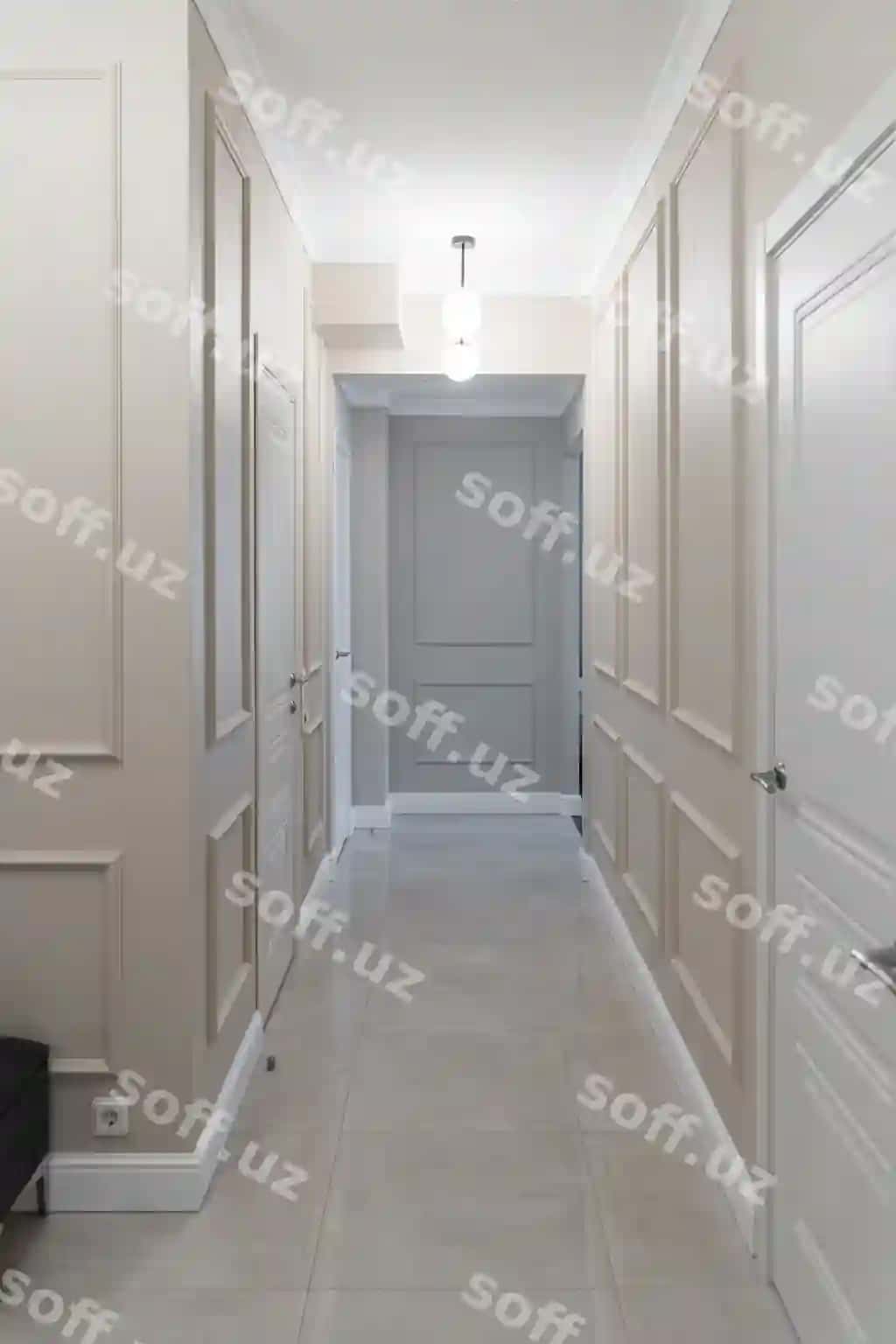 Zal zamonaviy uy koridor dizayni yorqin devorlar bilan eshiklar lampalar bilan yorqinlashtirilgan | Hall modern apartment corridor design with light walls doors illuminated by lamp
