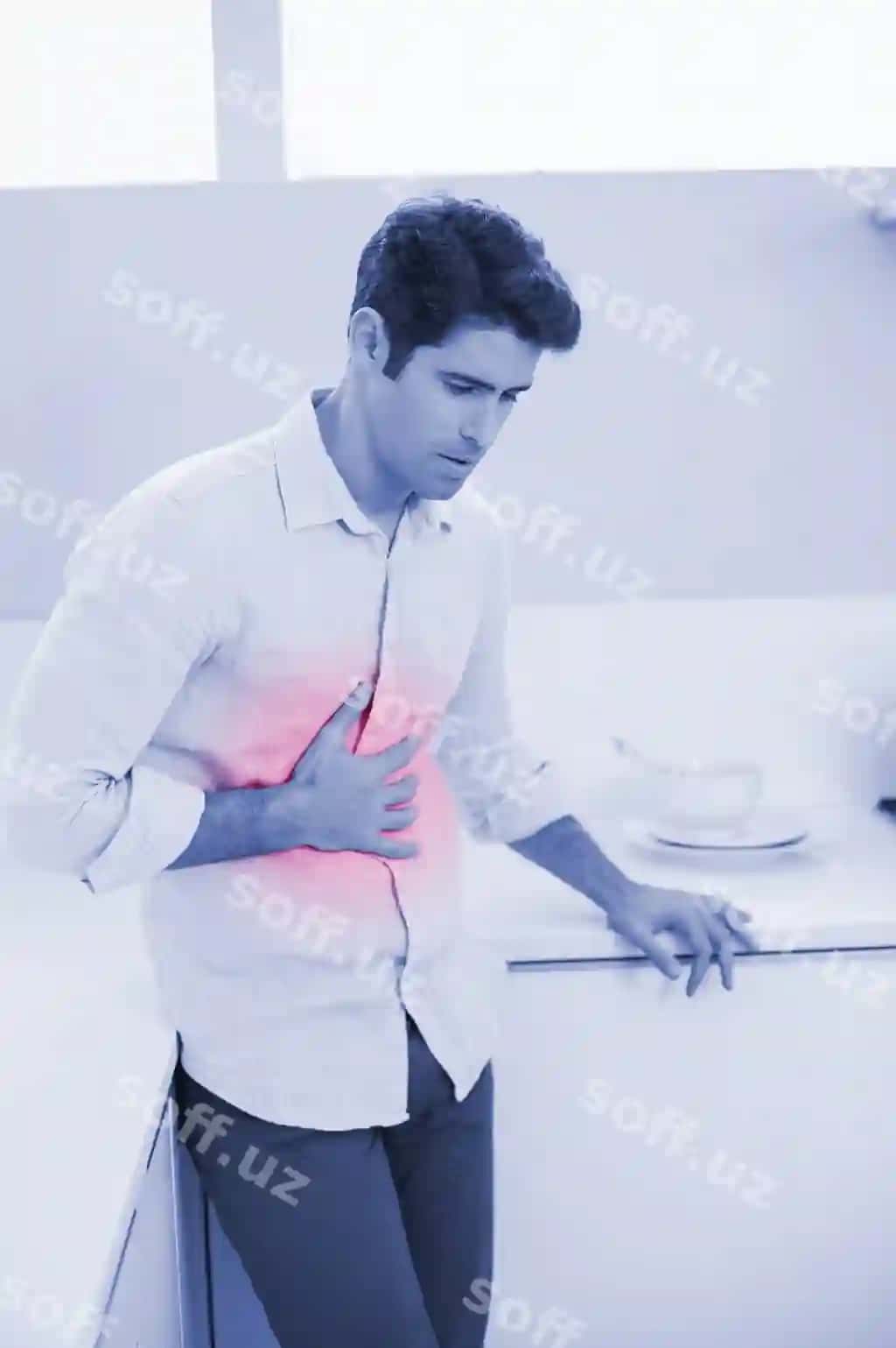 Komandalar kiyolgan erkak oshxonada cho'chqirgan og'riq bilan | Casual man with stomach pain kitchen