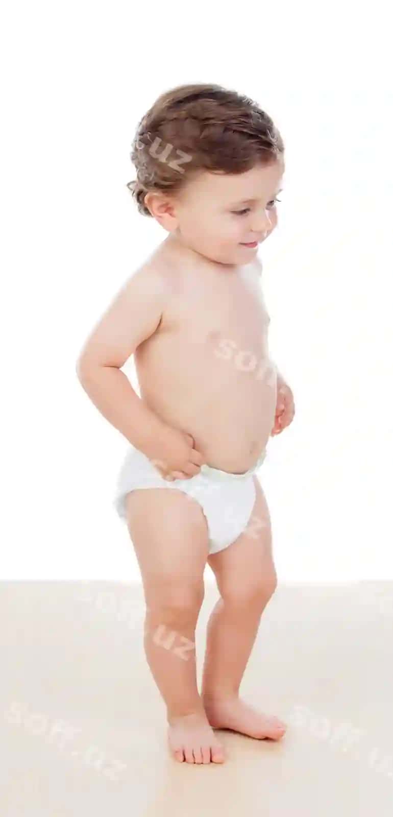 Yoshi bitta chaqaloq guldiruvchi harakatlarni qilmoqda. | Baby with one years old doing funny gestures