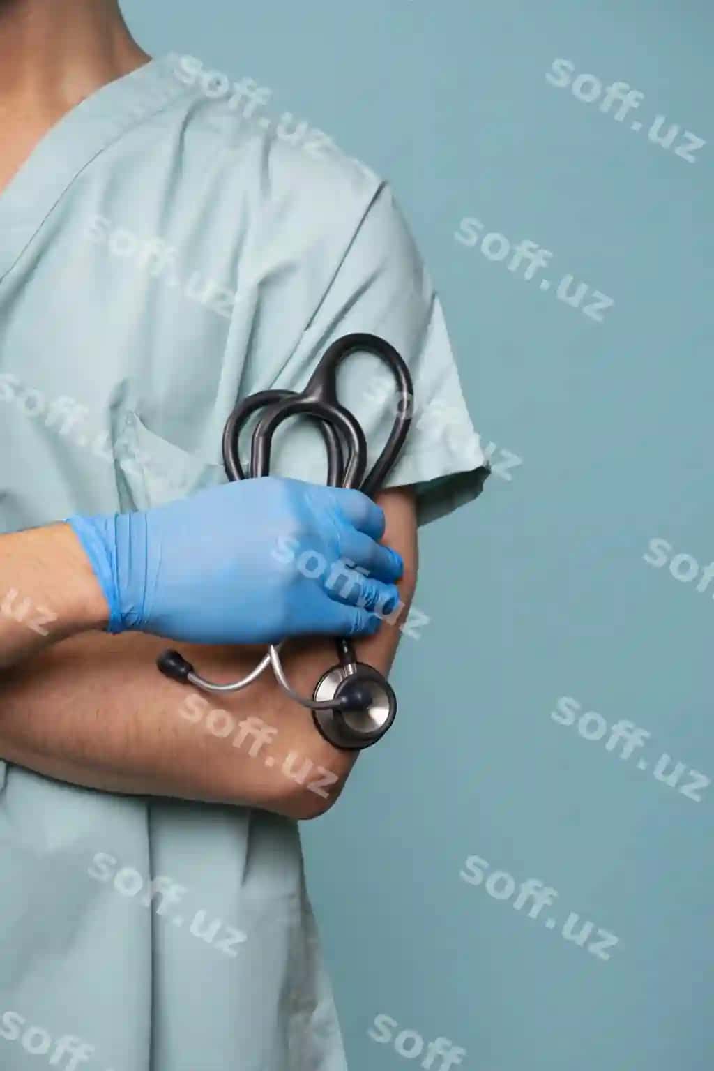 Old tomonga qarangan shifokor stetoskopni tutgan | Front view doctor holding stethoscope