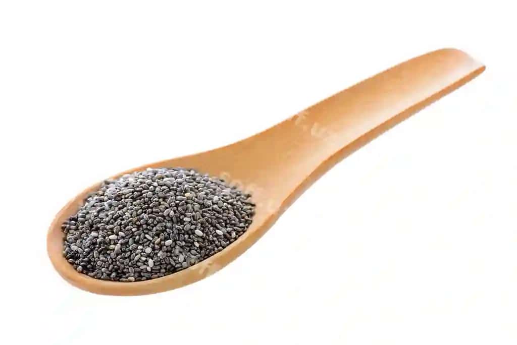 Chia urug'lari yog'och qoshiq ajraltirilgan oq fonda | Chia seeds wood spoon isolated white background