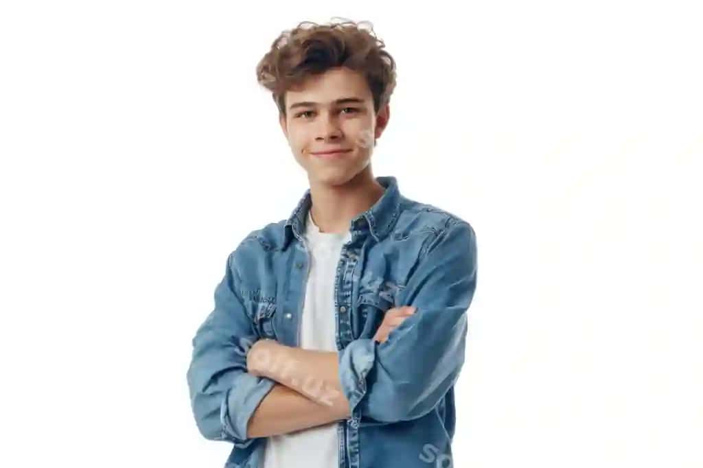 Chiroylik yosh erkak guladi, qo'llari bir-biriga qarshi qo'yilgan sovga kiyim. | Handsome young man smiling with arms crossed casual wear