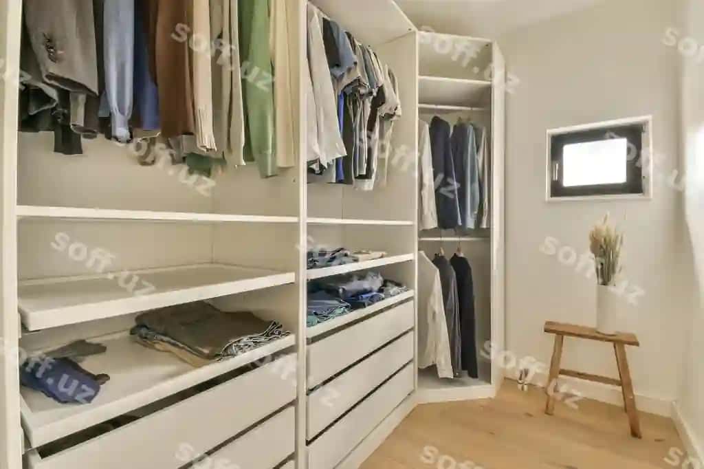 Yerga kirishli sakrash oq o'tpazarlar va oq stul bilan | Walk closet with white cabinets stool