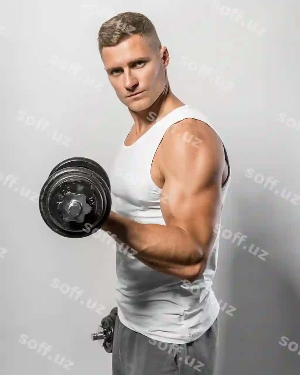 Yon ko'rinish fit erkak tank top kiygan og'irliklarni tutgan | Side view fit man with tank top holding weights
