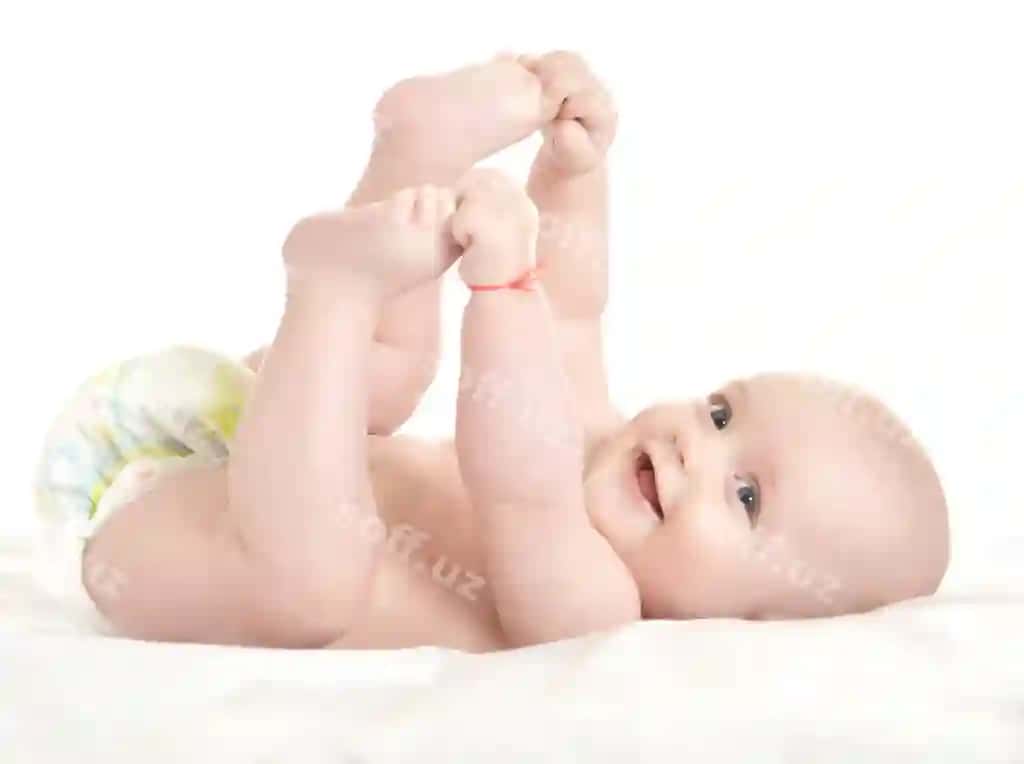 Sevimli erkak bola Pampers paltasi oq fon | Adorable baby boy pampers blanket white background