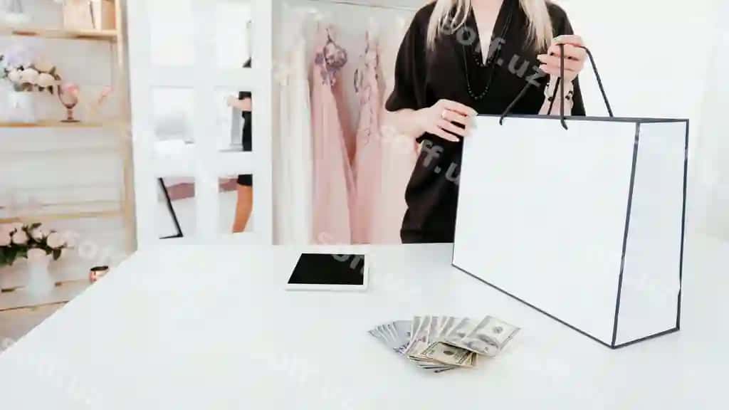 Trend olib bormoqchi turmush uslubi, kesilgan rasm, boy ayol qimmatdir sotib olayotgan luxe moda do'koni paketi. | Trendsetter lifestyle cropped shot rich woman making expensive purchase luxury fashion store package