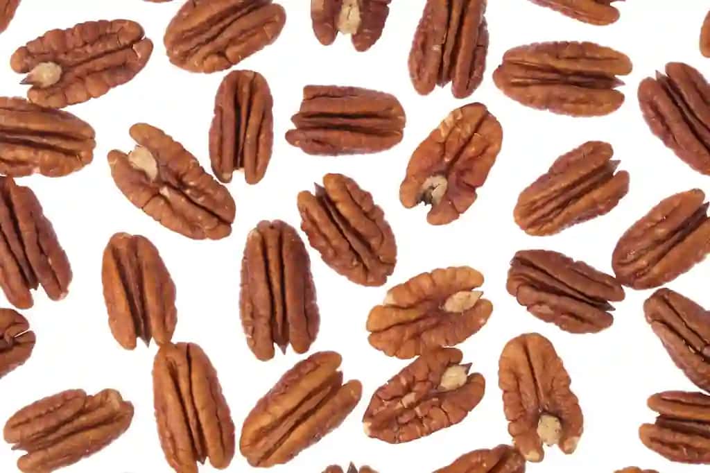 Pekan yong'oqlari oq fonda ajratilgan | Pecan nuts isolated white background