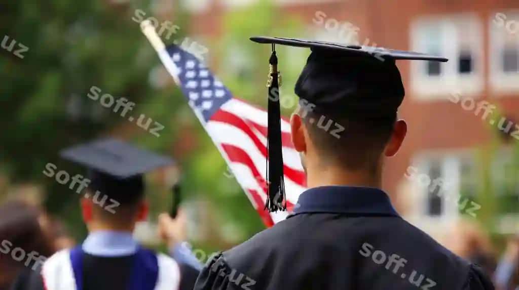 Bitiruv giyimi oldinga qarayotgan, AQSH bayrog'i va quyosh botishi orqa fonda. | Graduate cap gown looking forward with american flag background sunset