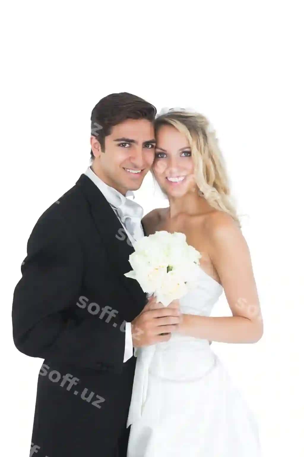 Chiroyli turmush qurgan juftlik oq gullik tutgan holda rasmga tushgan | Sweet married couple posing holding white bouquet