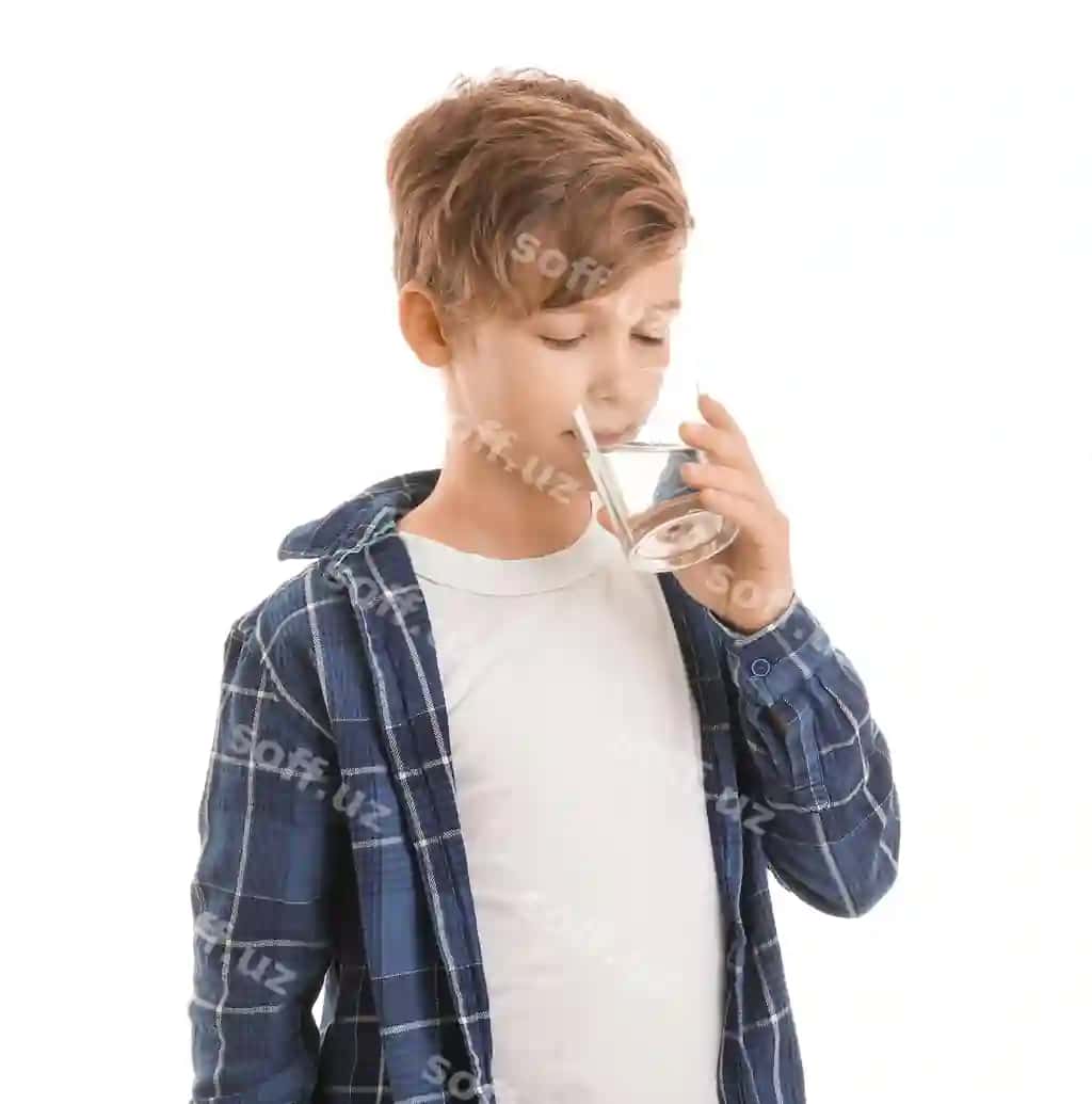 Chiroyli kichik o'g'il oq stakan suv bilan | Cute little boy with glass water white