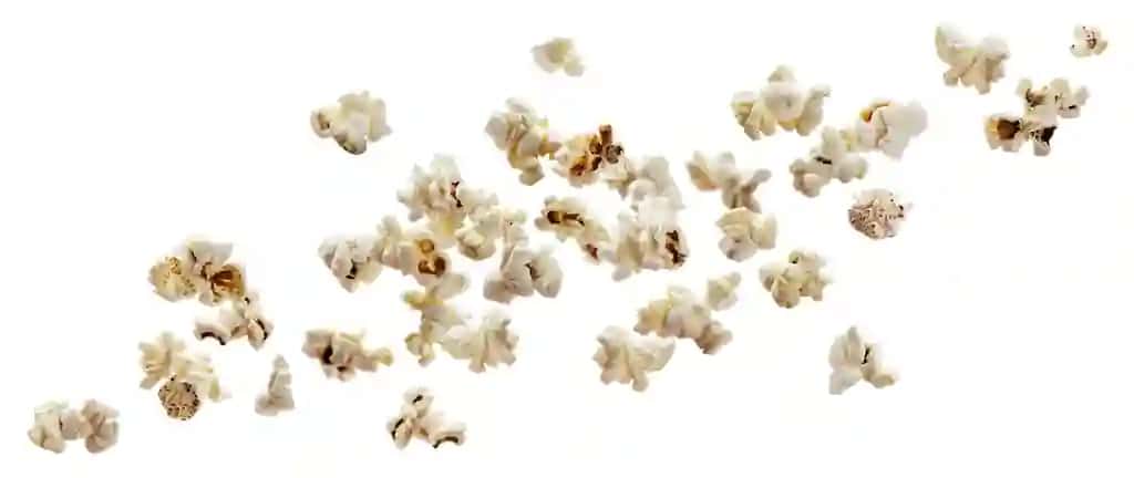Tushadigan popkorn ajraltirilgan oq fon klipping yo'li bilan | Falling popcorn isolated white background with clipping path