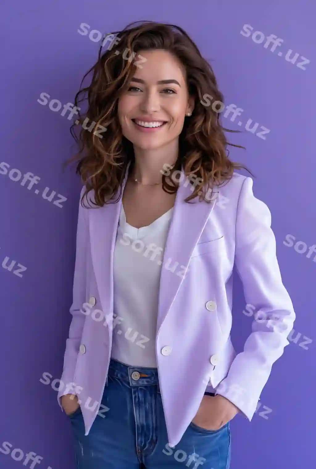 Ayol binafsha blazer jeanlar posatsiyada rasm | Woman purple blazer jeans posing picture
