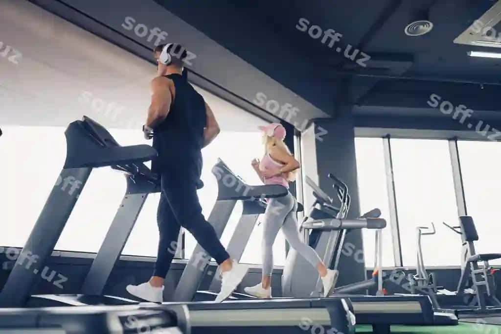 Musiqa mashg‘ulotlari birgalikda amalga oshiriladi, juftlik ishchi mashg‘ulot, tredbelanada ijobat erkak. | Music exercises go together couple working exercise treadmill focus is man