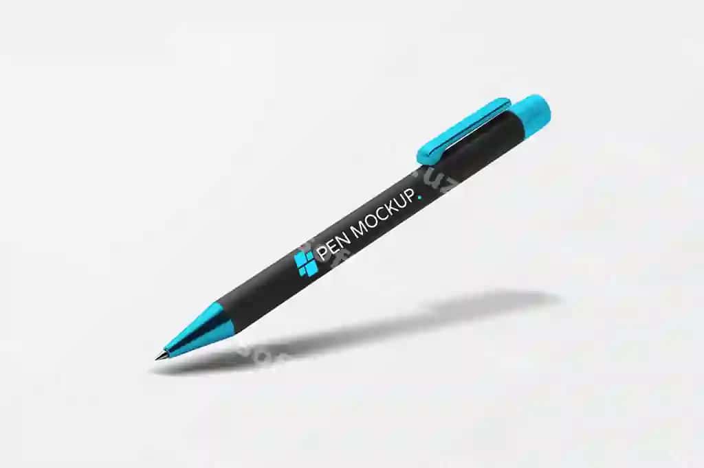Ko'k ruchka qora qoshiq bilan oq yuza ustida joylashgan. | Blue pen with black cap sits white surface