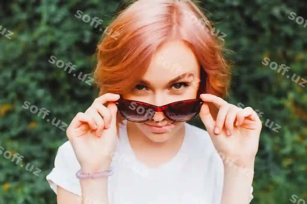 Yosh qizil sochli qiz sochiq ko'z bilan | Young red haired girl with sunglasses