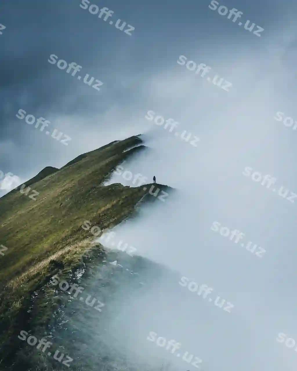 Chiroyli to'g'ilmoq manzarası bulutli osmon qarshisida turgan, taxminan havo | Scenic view mountains against cloudy sky foggy weather