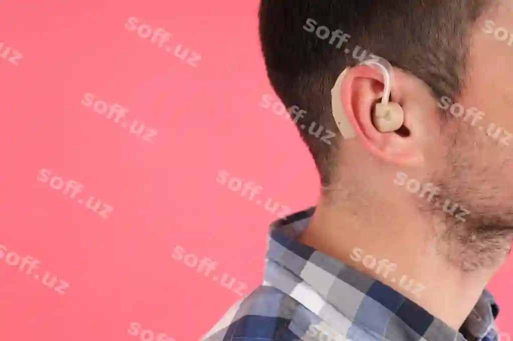 Yosh erkak eshik uskuna bilan gulrang orqa fonda | Young man with hearing aid pink background