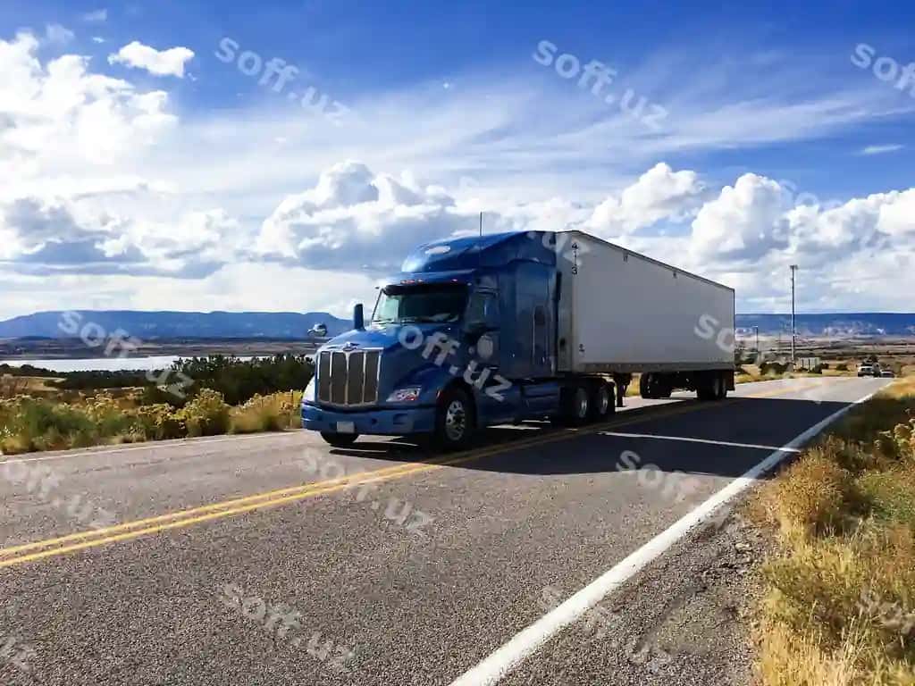 Yarıma avtomobil osmon qarshi yo'lni harakatlanayotgan. | Semi truck moving highway against sky