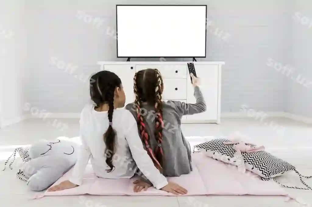 Qizlar TV ko'rayotgan | Girls watching tv