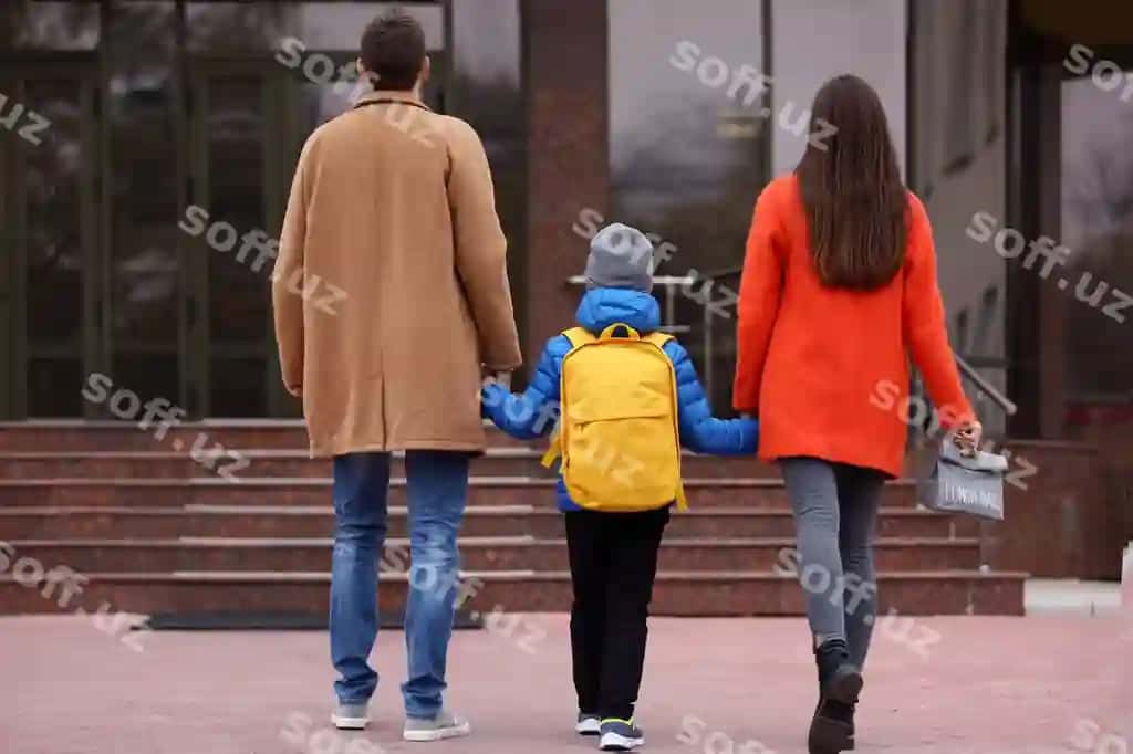 Chiroyli kichik o'g'ilon ota-onasi bilan maktabga borayotgan. | Cute little boy going school with his parents