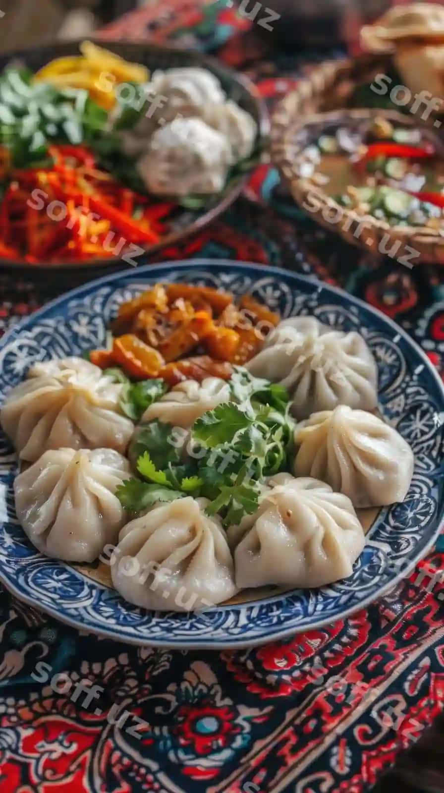 Anʼanaviy Georgiya khinkali manti rangli keramika likop yaqin fotosurati menyu poster banner retsept dizayni | Traditional georgian khinkali dumplings colorful ceramic plate closeup food photography menu poster banner recipe design