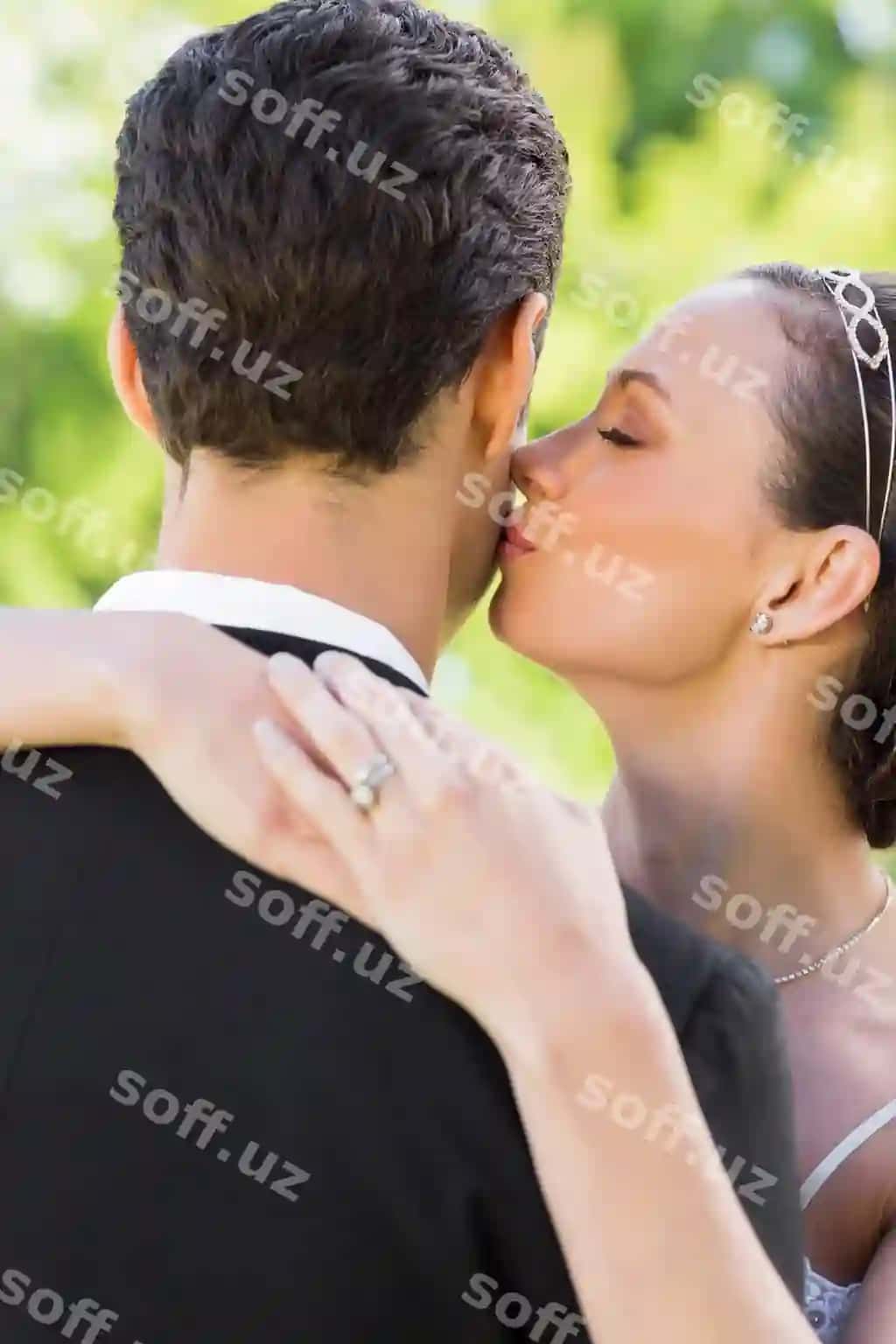 Yaqin suratda bride groom boshiga o'zgan | Closeup bride kissing groom cheek
