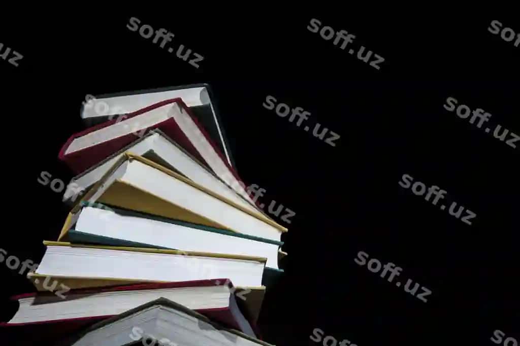 Yaqin surat yigilgan kitoblar ajraltirilgan qorong'i fonda | Closeup shot piled books isolated dark background