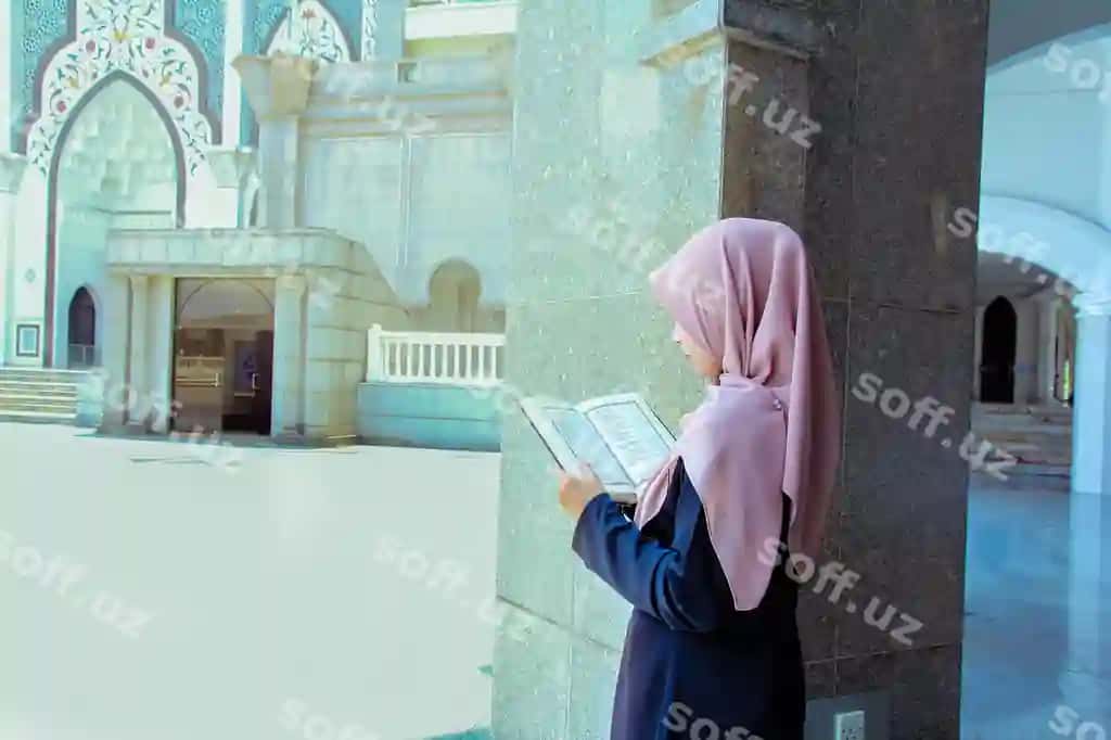 Yo'nalish ko'rinishidagi ayol binolar qarshi soyma tutgan | Side view woman holding umbrella against buildings