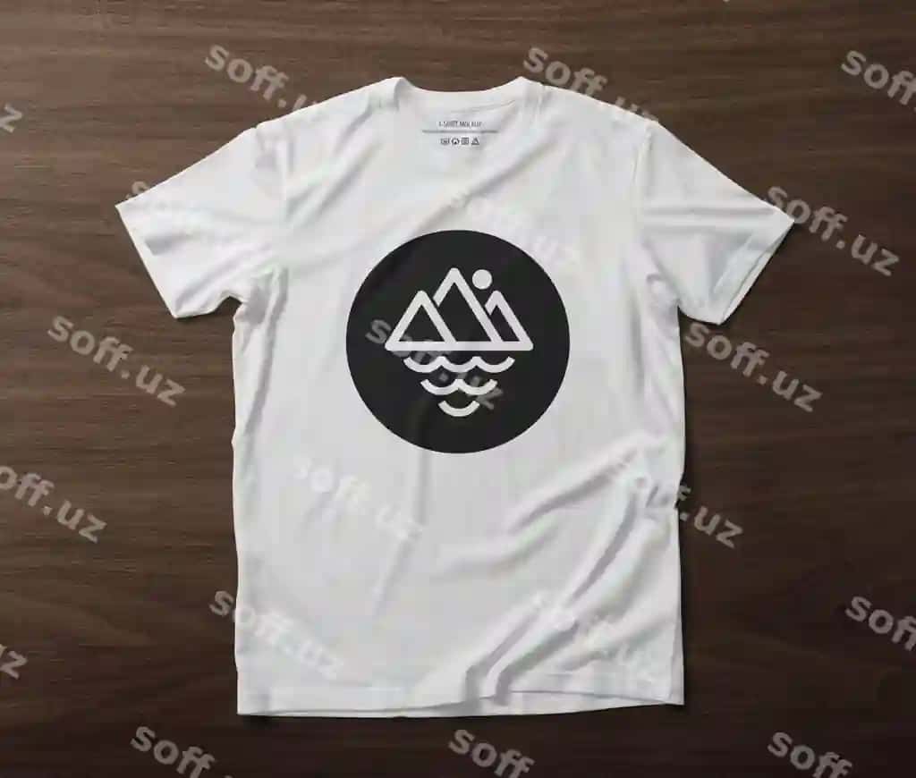 Old tomonga futbolka namuna shabloni yogʻoch stol | Front side t shirt mockup template wooden table