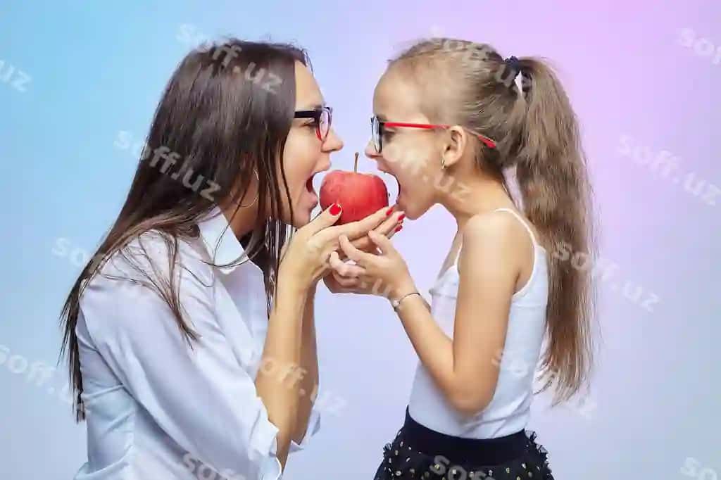 Ona va bolasi ko'z qoplari bilan katta qizil olmani gırtirmoqda | Mom daughter wearing glasses biting big red apple