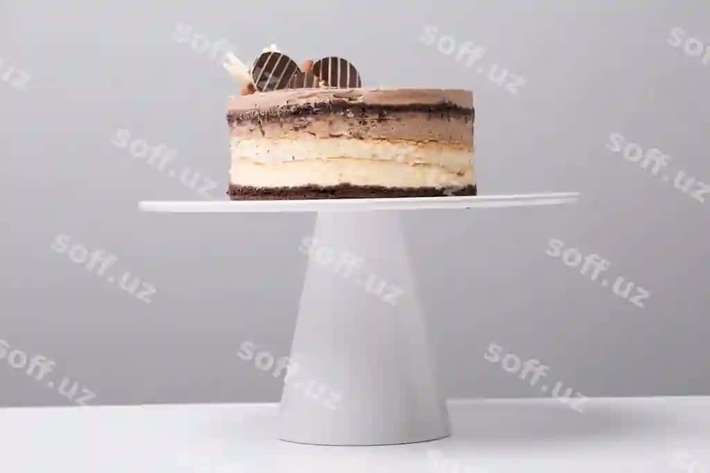 Shokoladli tort stoli oq fon orqali | Chocolate cake table against white background