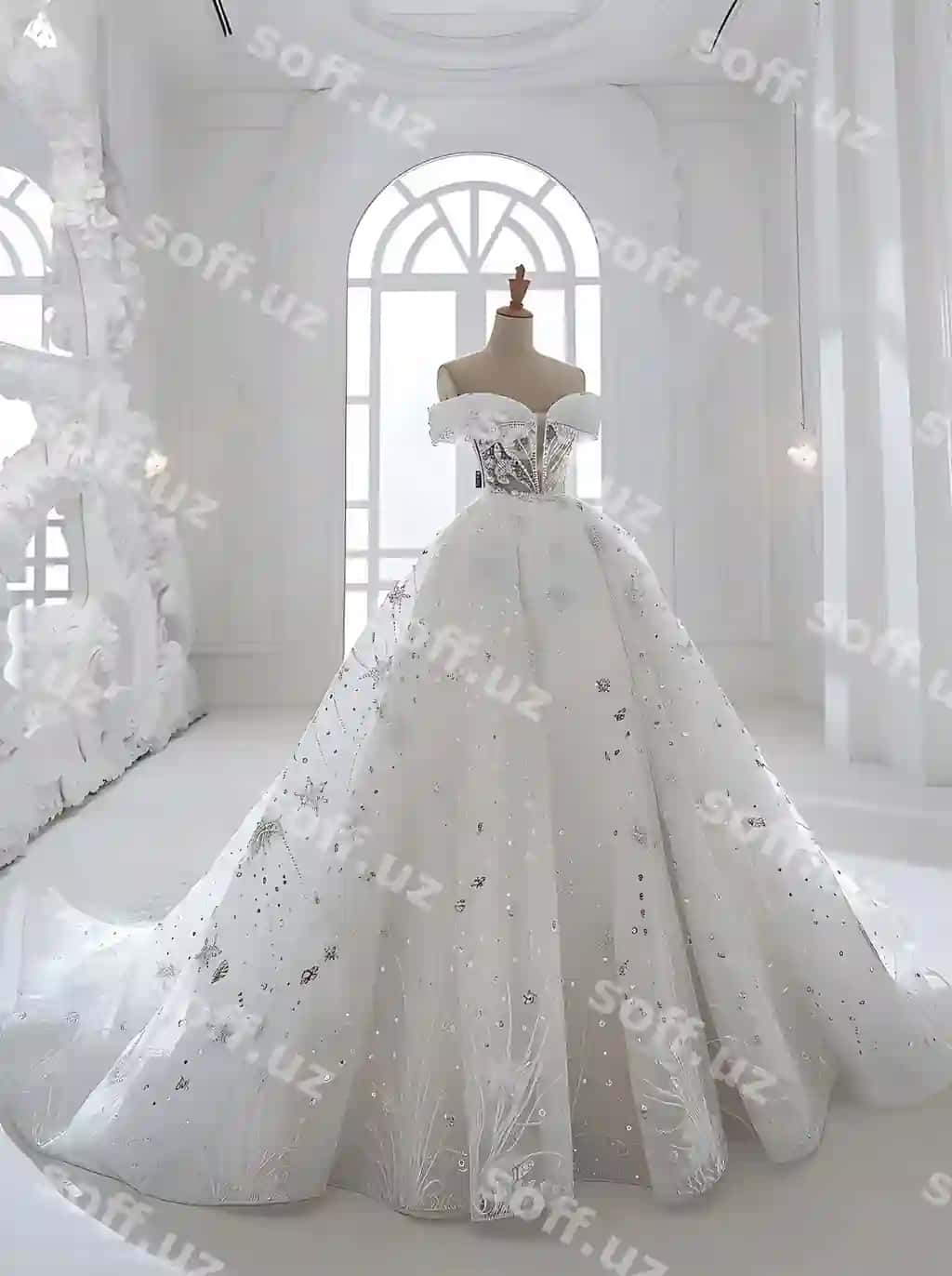 Araffe turmali kiyim namoyishi oynali oq xona | Araffe wedding dress display white room with window